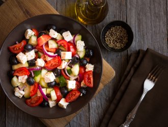 SALADA MEDITERÂNEA COM QUEIJO MINAS FRESCAL TRELAC